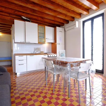723 - Monolocale A In Centro Con Vista Mare Inclusa *